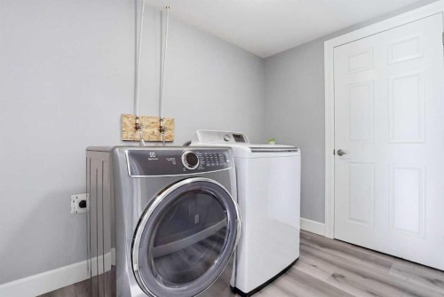 52 Windstone Green Sw, Airdrie, AB - Indoor Photo Showing Laundry Room