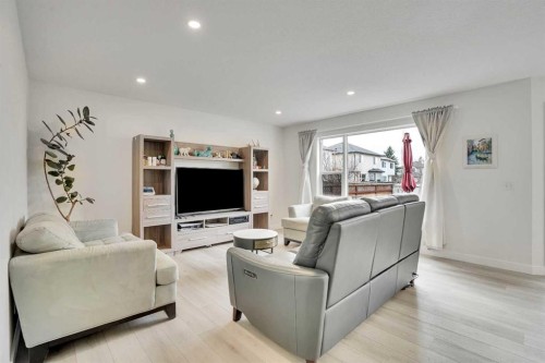 391 Millrise Square Sw, Calgary, AB - Indoor Photo Showing Living Room