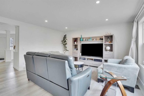 391 Millrise Square Sw, Calgary, AB - Indoor Photo Showing Living Room