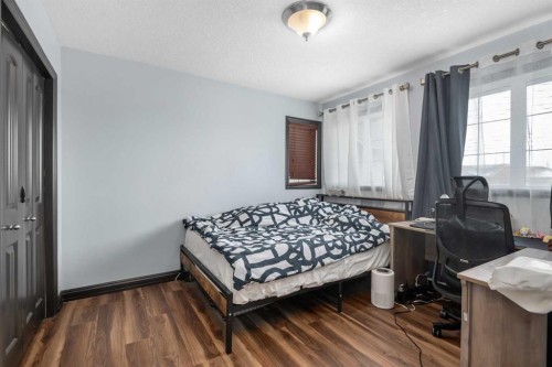 18 Autumn Circle Se, Calgary, AB - Indoor Photo Showing Bedroom