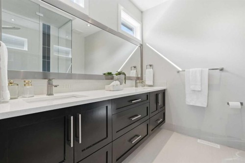 1923 49 Avenue Sw, Calgary, AB - Indoor Photo Showing Bathroom