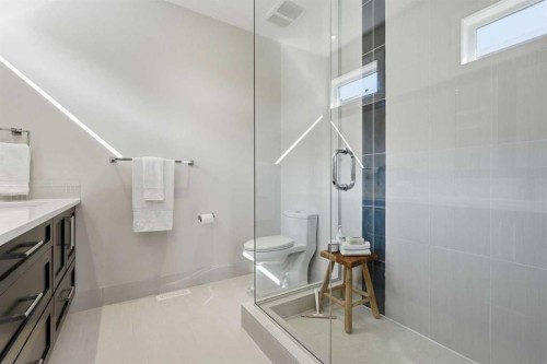 1923 49 Avenue Sw, Calgary, AB - Indoor Photo Showing Bathroom