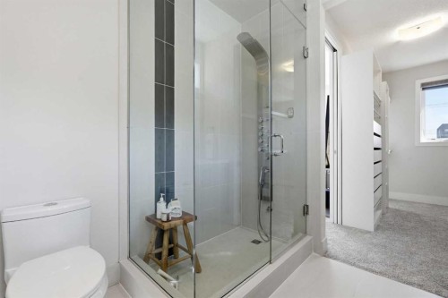 1923 49 Avenue Sw, Calgary, AB - Indoor Photo Showing Bathroom