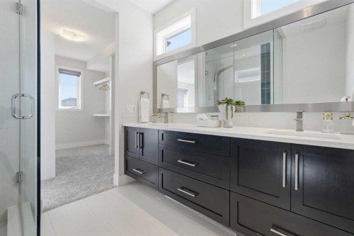 1923 49 Avenue Sw, Calgary, AB - Indoor Photo Showing Bathroom