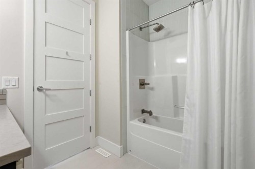 1923 49 Avenue Sw, Calgary, AB - Indoor Photo Showing Bathroom