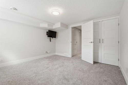 1923 49 Avenue Sw, Calgary, AB - Indoor Photo Showing Other Room