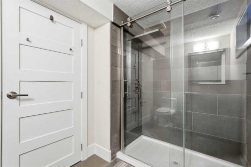 1923 49 Avenue Sw, Calgary, AB - Indoor Photo Showing Bathroom