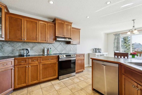 63 Westmount Circle, Okotoks, AB - Indoor Photo Showing Kitchen