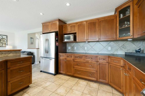 63 Westmount Circle, Okotoks, AB - Indoor Photo Showing Kitchen