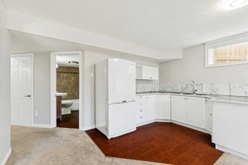63 Westmount Circle, Okotoks, AB - Indoor Photo Showing Kitchen