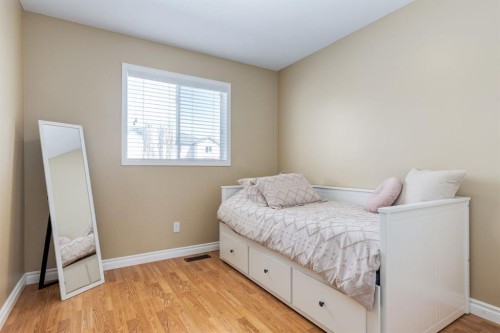 34 Arbour Crest Circle Nw, Calgary, AB - Indoor Photo Showing Bedroom