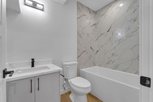 67 Corner Glen Gardens Ne, Calgary, AB - Indoor Photo Showing Bathroom