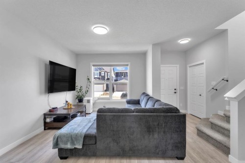 67 Corner Glen Gardens Ne, Calgary, AB - Indoor Photo Showing Living Room