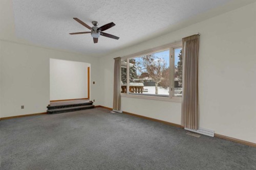 31 Gateway Drive Sw, Calgary, AB - Indoor Photo Showing Other Room