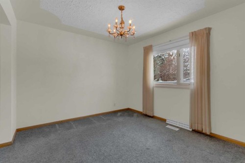 31 Gateway Drive Sw, Calgary, AB - Indoor Photo Showing Other Room
