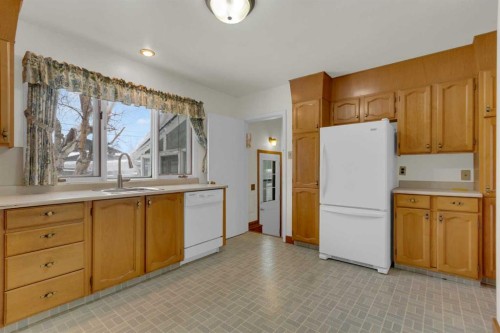 31 Gateway Drive Sw, Calgary, AB - Indoor Photo Showing Kitchen