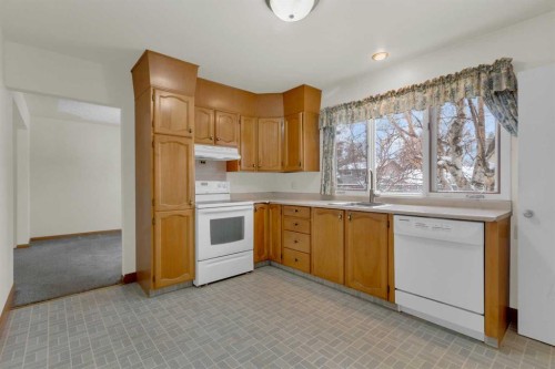 31 Gateway Drive Sw, Calgary, AB - Indoor Photo Showing Kitchen