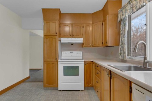 31 Gateway Drive Sw, Calgary, AB - Indoor Photo Showing Kitchen
