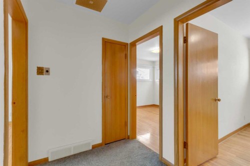 31 Gateway Drive Sw, Calgary, AB - Indoor Photo Showing Other Room