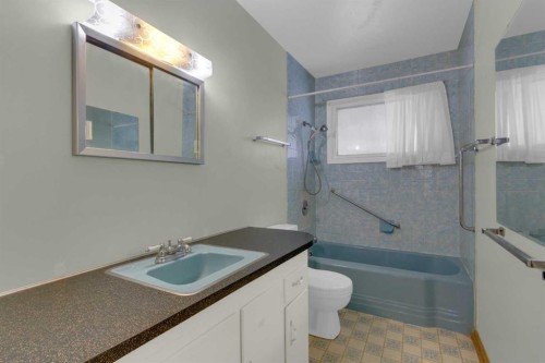 31 Gateway Drive Sw, Calgary, AB - Indoor Photo Showing Bathroom