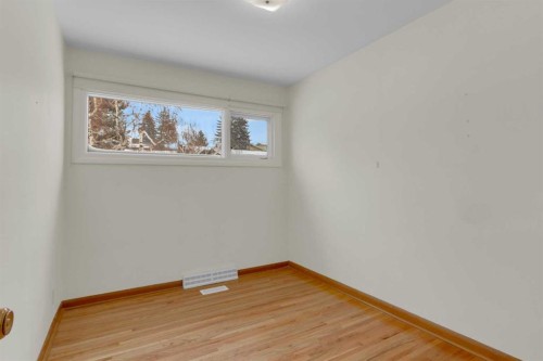 31 Gateway Drive Sw, Calgary, AB - Indoor Photo Showing Other Room