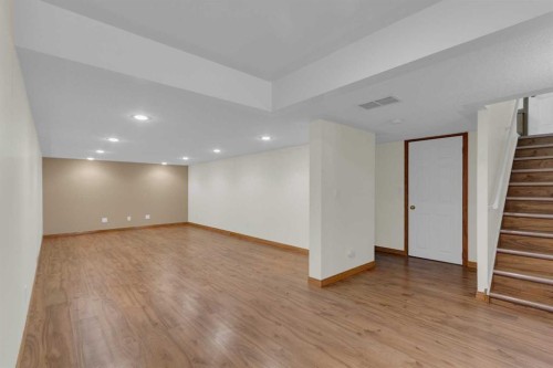 31 Gateway Drive Sw, Calgary, AB - Indoor Photo Showing Other Room