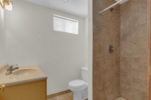 31 Gateway Drive Sw, Calgary, AB - Indoor Photo Showing Bathroom