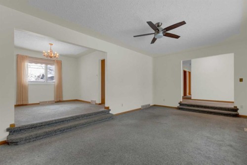 31 Gateway Drive Sw, Calgary, AB - Indoor Photo Showing Other Room