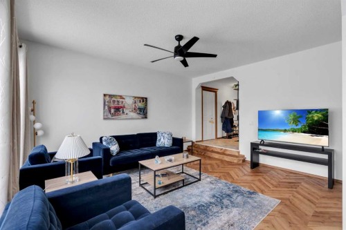 265 Bridlemeadows Common Sw, Calgary, AB - Indoor Photo Showing Living Room