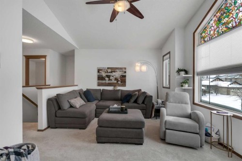 265 Bridlemeadows Common Sw, Calgary, AB - Indoor Photo Showing Living Room