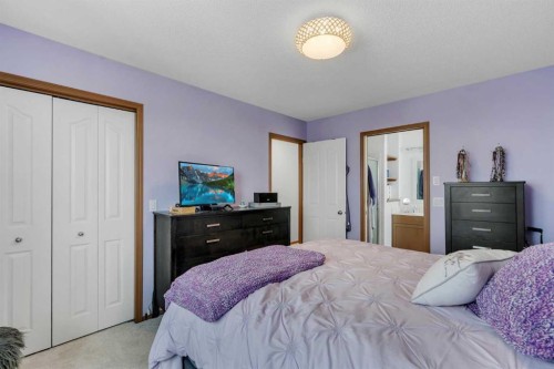 265 Bridlemeadows Common Sw, Calgary, AB - Indoor Photo Showing Bedroom