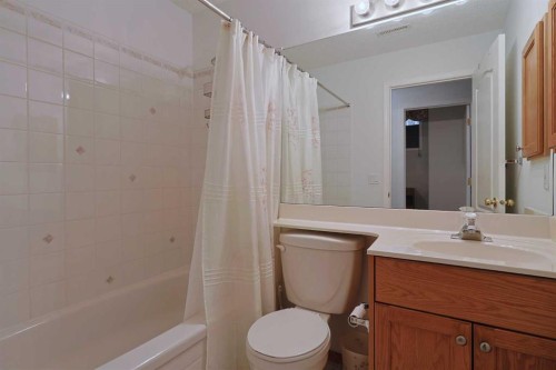 13 Scimitar Heath Nw, Calgary, AB - Indoor Photo Showing Bathroom