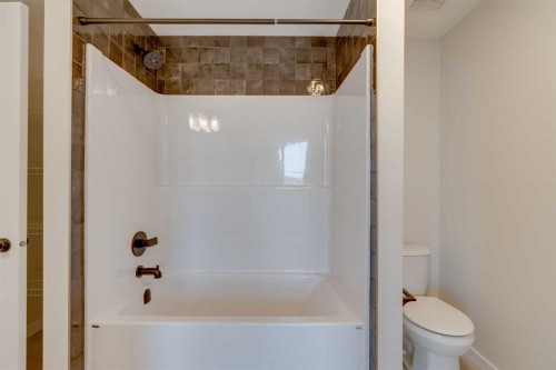 1273 Creekview Drive Sw, Calgary, AB - Indoor Photo Showing Bathroom