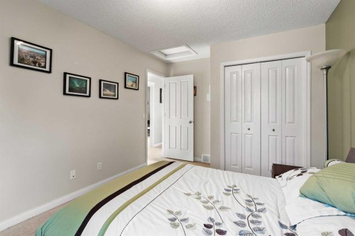180 Cranfield Park Se, Calgary, AB - Indoor Photo Showing Bedroom