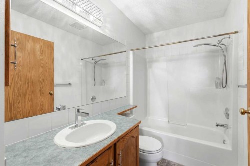 4B Millview Way Sw, Calgary, AB - Indoor Photo Showing Bathroom