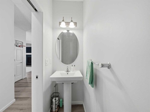 62 Yorkstone Heath Sw, Calgary, AB - Indoor Photo Showing Bathroom