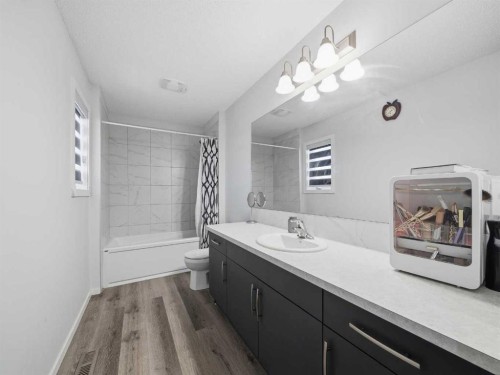 62 Yorkstone Heath Sw, Calgary, AB - Indoor Photo Showing Bathroom
