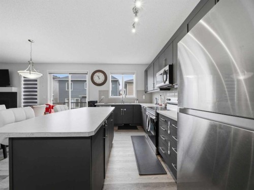 62 Yorkstone Heath Sw, Calgary, AB - Indoor Photo Showing Kitchen