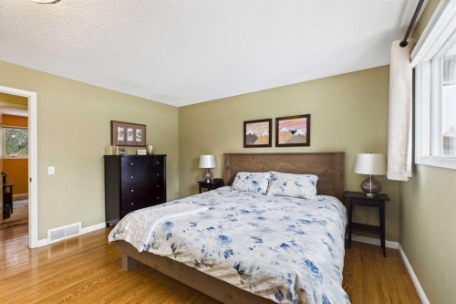 5219 Viceroy Drive Nw, Calgary, AB - Indoor Photo Showing Bedroom