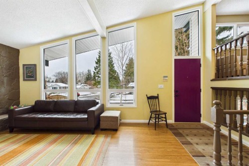 5219 Viceroy Drive Nw, Calgary, AB - Indoor Photo Showing Living Room