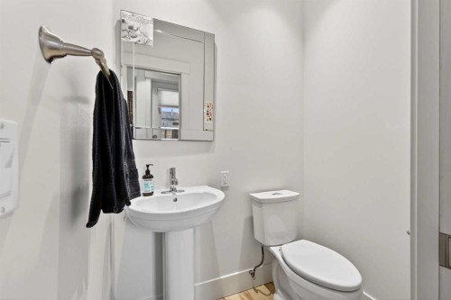 2718 19 Street Sw, Calgary, AB - Indoor Photo Showing Bathroom