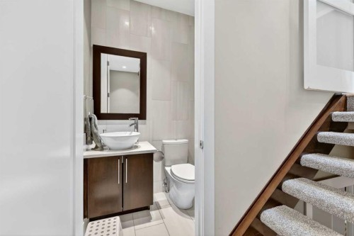 2718 19 Street Sw, Calgary, AB - Indoor Photo Showing Bathroom