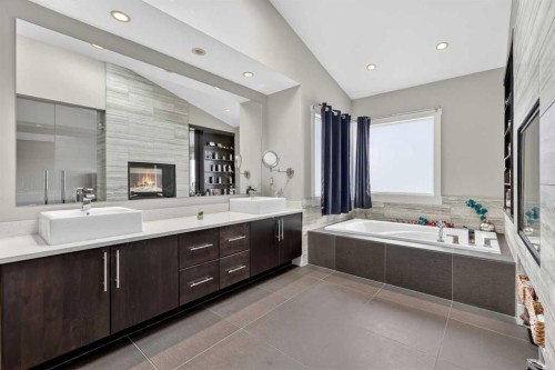2718 19 Street Sw, Calgary, AB - Indoor Photo Showing Bathroom
