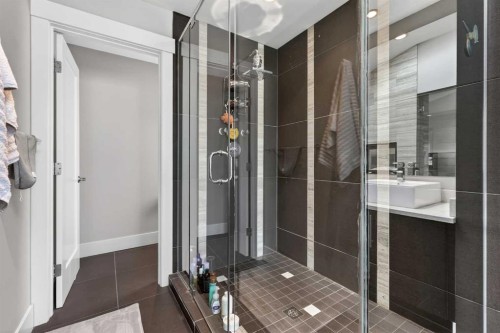 2718 19 Street Sw, Calgary, AB - Indoor Photo Showing Bathroom
