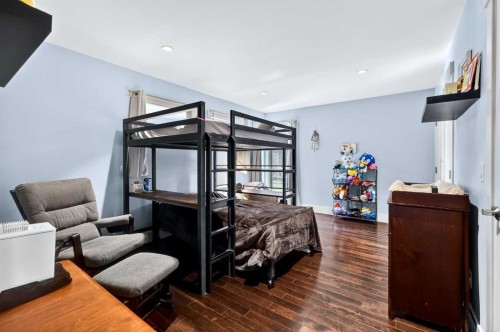 2718 19 Street Sw, Calgary, AB - Indoor Photo Showing Bedroom