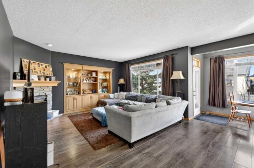 765 Qualicum Beach Bay, Chestermere, AB - Indoor Photo Showing Living Room