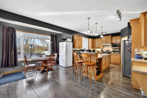765 Qualicum Beach Bay, Chestermere, AB - Indoor Photo Showing Kitchen