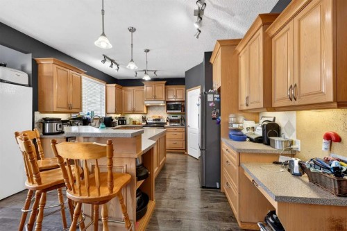 765 Qualicum Beach Bay, Chestermere, AB - Indoor Photo Showing Kitchen