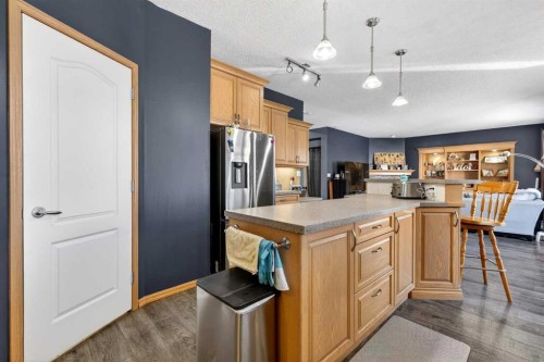765 Qualicum Beach Bay, Chestermere, AB - Indoor Photo Showing Kitchen