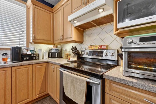 765 Qualicum Beach Bay, Chestermere, AB - Indoor Photo Showing Kitchen